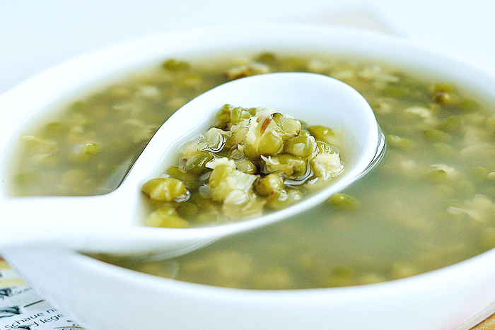 煮绿豆汤时冷水还是热水下锅多数人都错了难怪不好喝不解暑