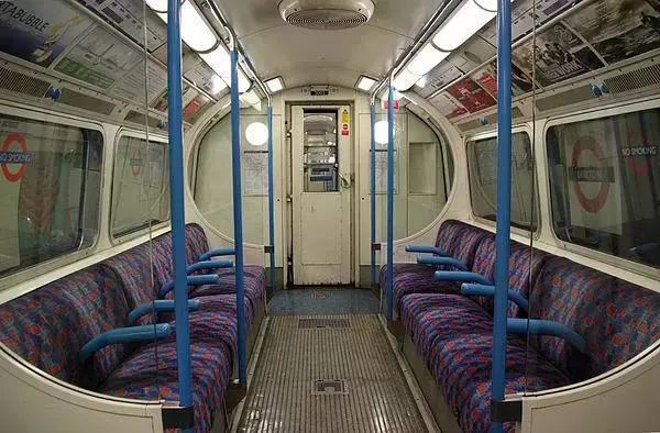 伦敦地铁车厢图片