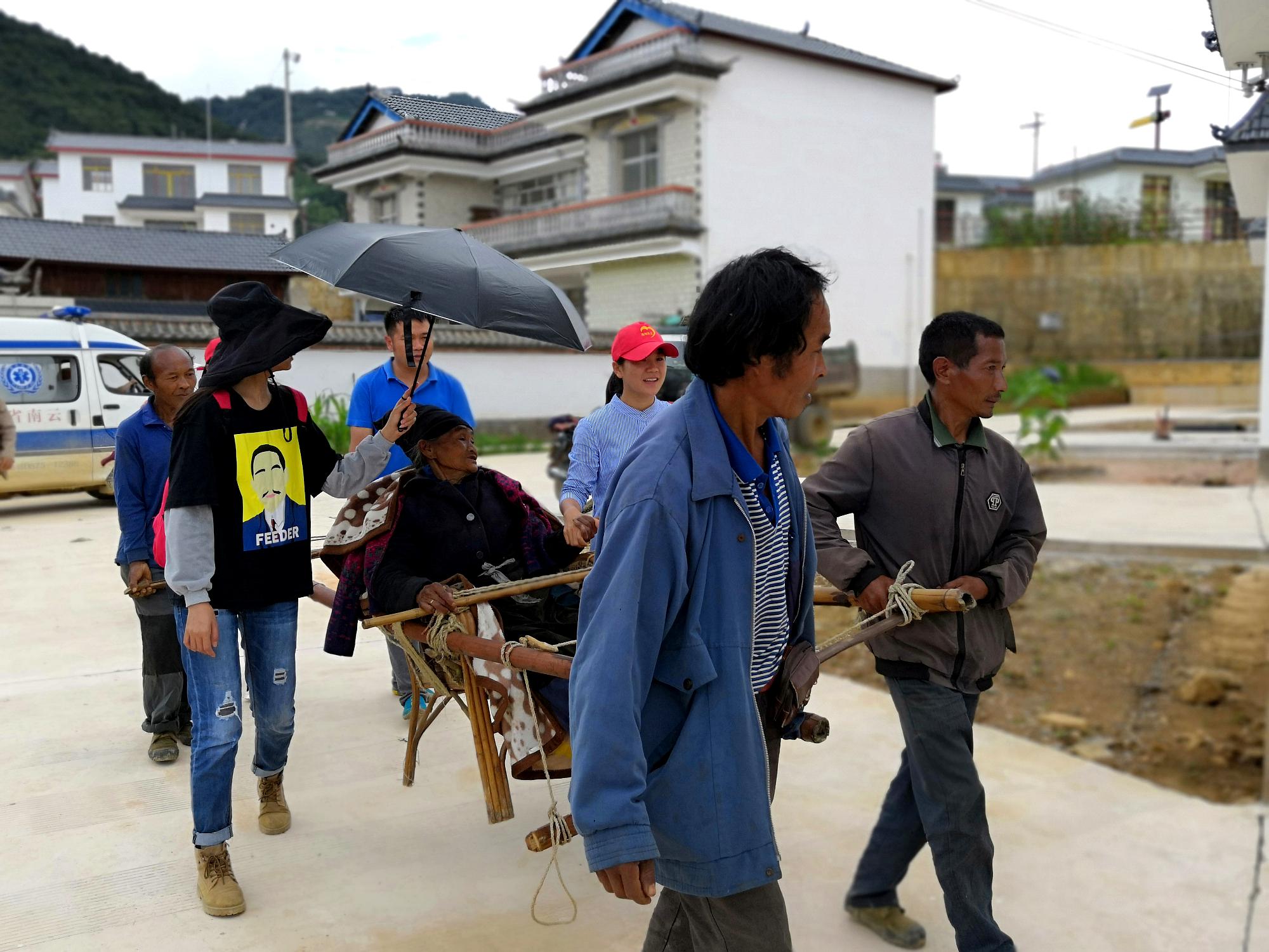 八旬布朗族老太乘轎喬遷 16名鄉村幹部樂當滑竿轎伕