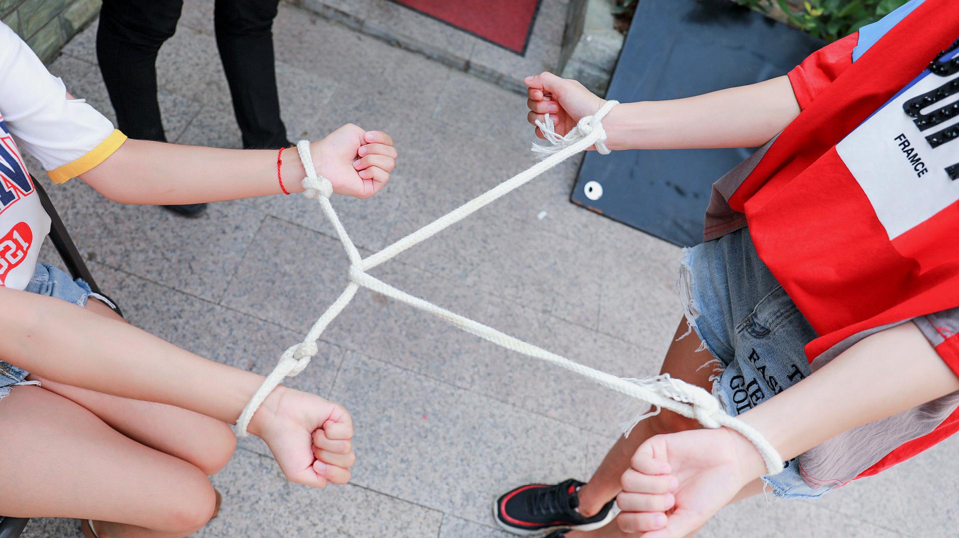 生活小技巧用绳子绑住双手如何快速逃脱