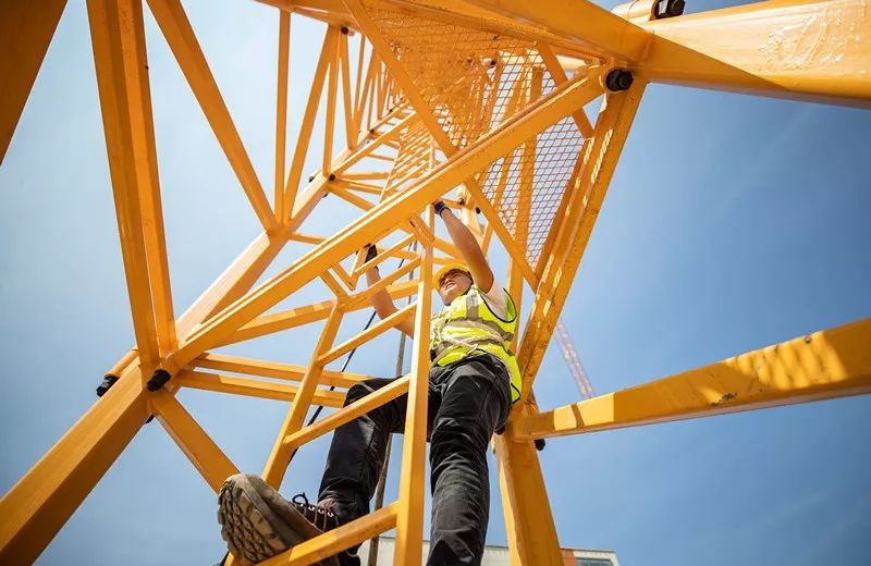 高涛回忆说,他第一次爬塔吊时蛮紧张的,上去就已经很不容易了,下来时