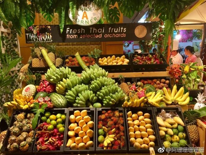 泰国榴莲滞销,泰商甩锅中国,看到水果摊上的标语网友:自作自受