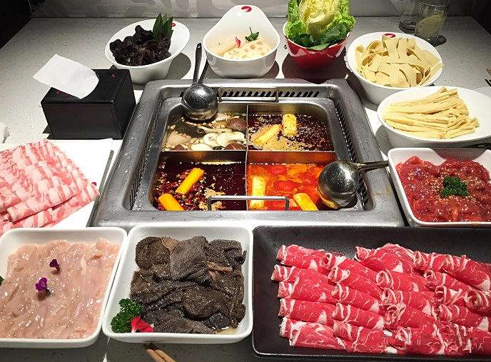 吃海底捞自带食材,服务员让顾客签字后才能吃,网友:没那么简单