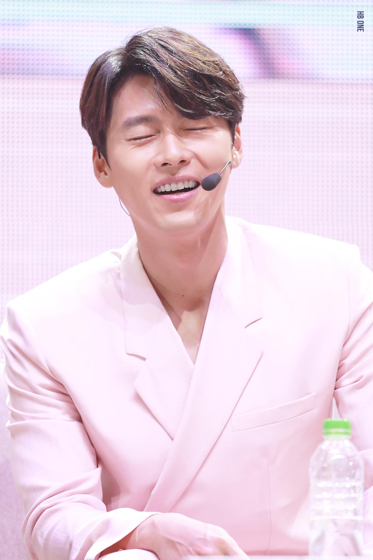 37岁玄彬低调亮相,咖色衬衫配米色长裤风度翩翩,生图状态很优秀