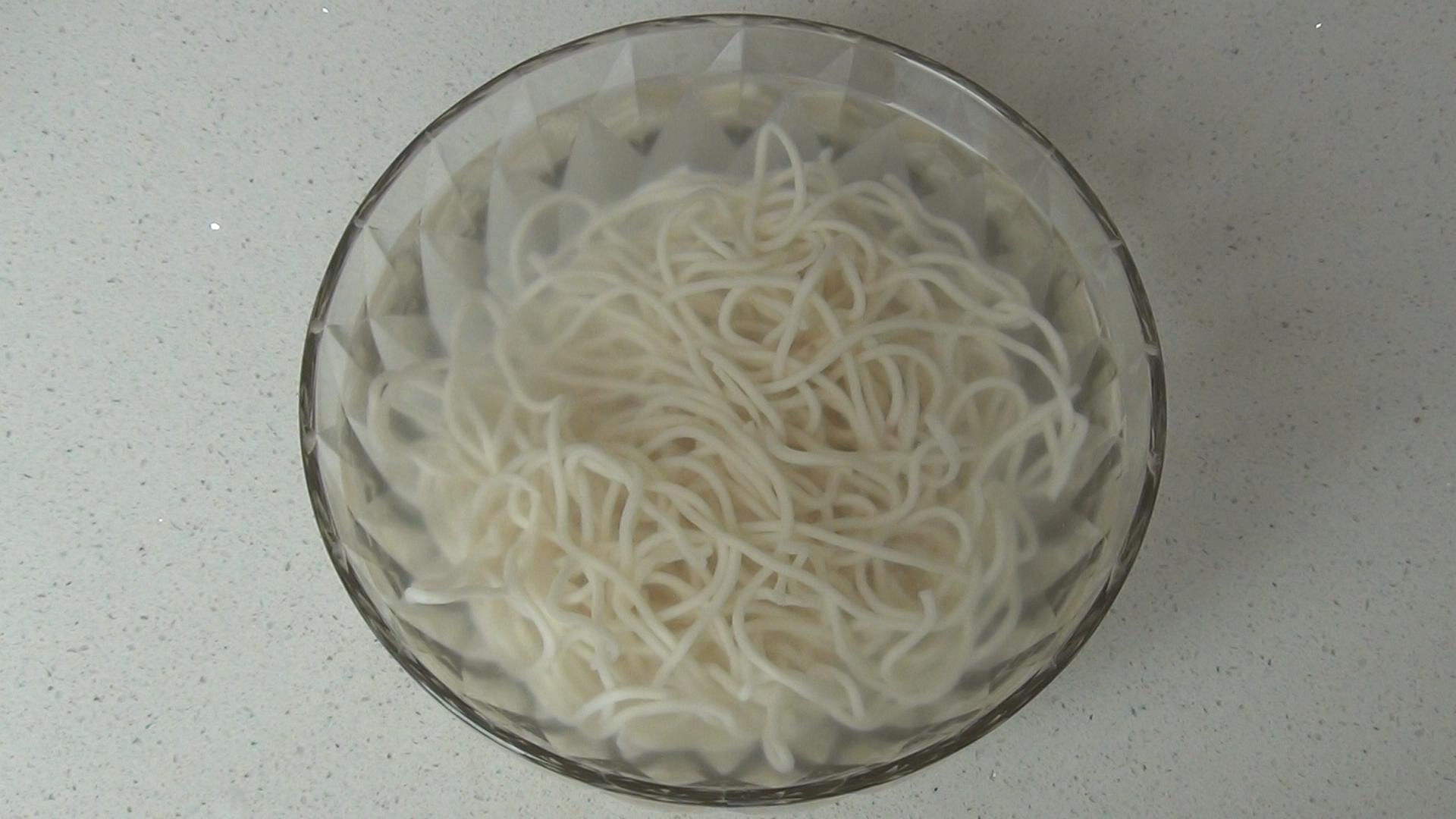 6.锅内加入大量清水烧开,水开后下入湿面条,把面条煮2分钟.