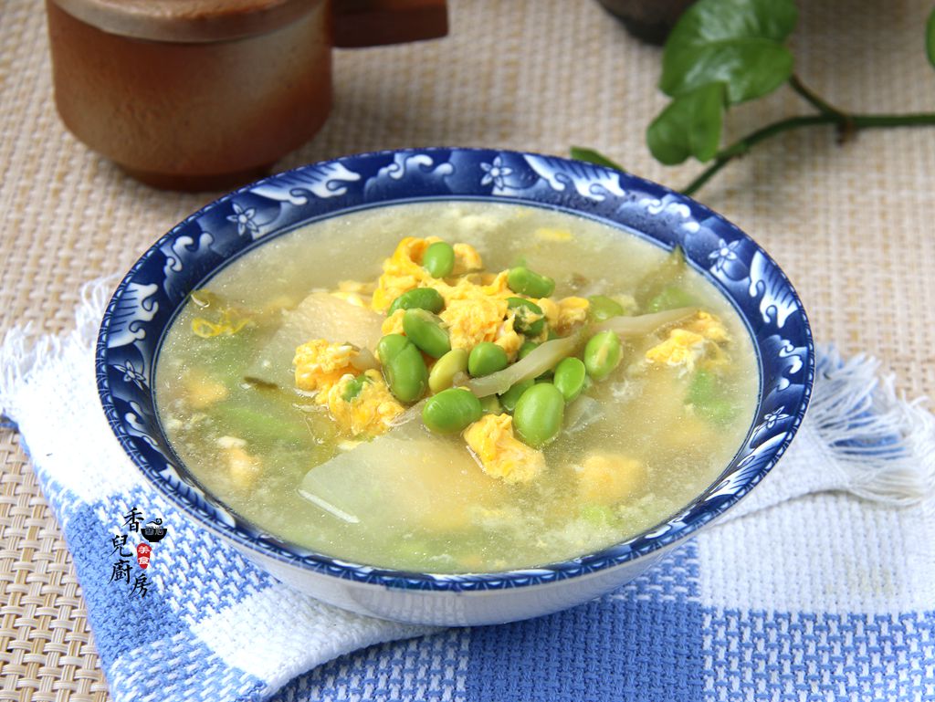 分享给大家这道汤,冬瓜毛豆子蛋花汤,它是用冬瓜,毛豆子和鸡蛋搭乓换