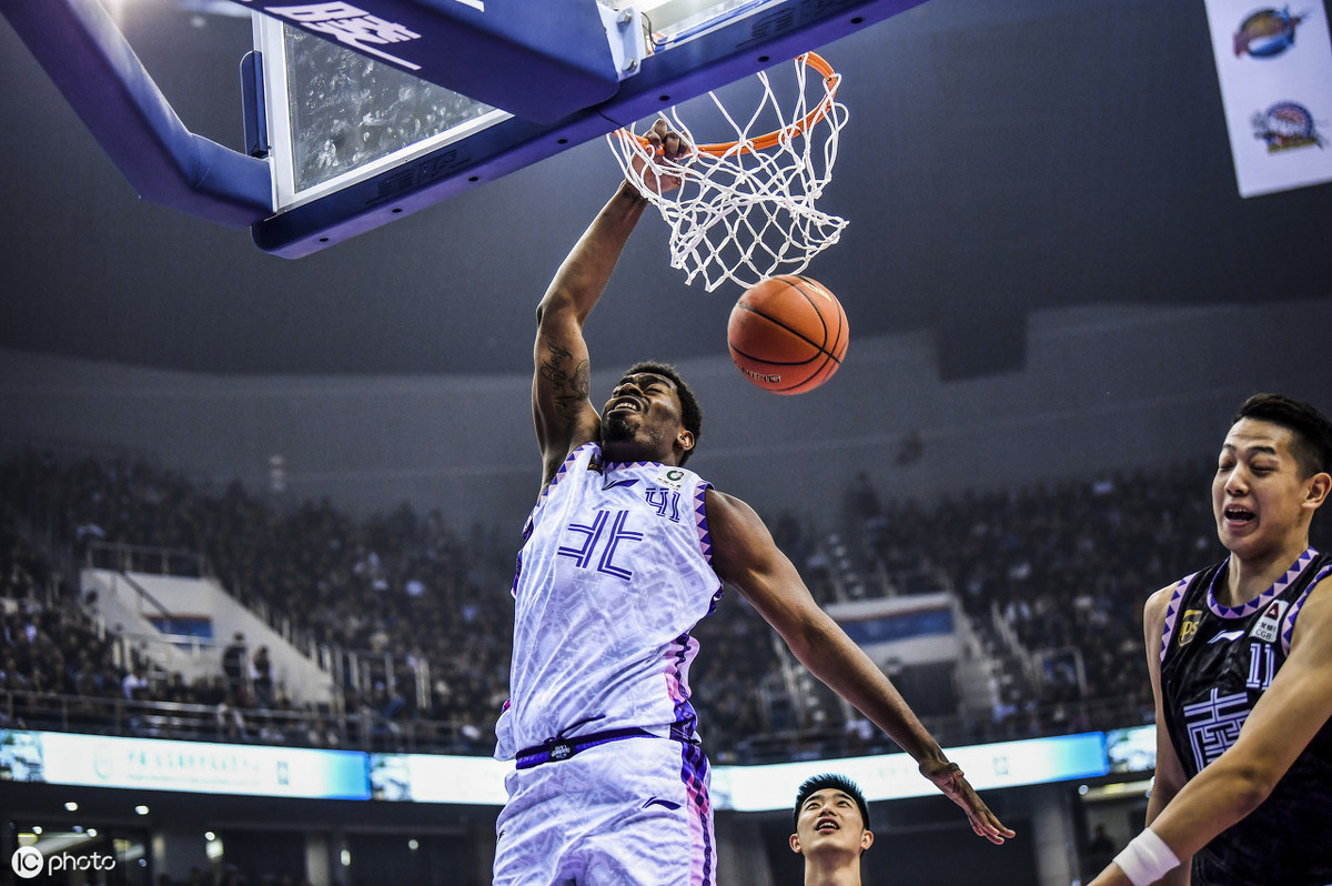 青岛男篮敲定大外援人选,雷霆旧将成功续约球队,吴庆龙十分满意