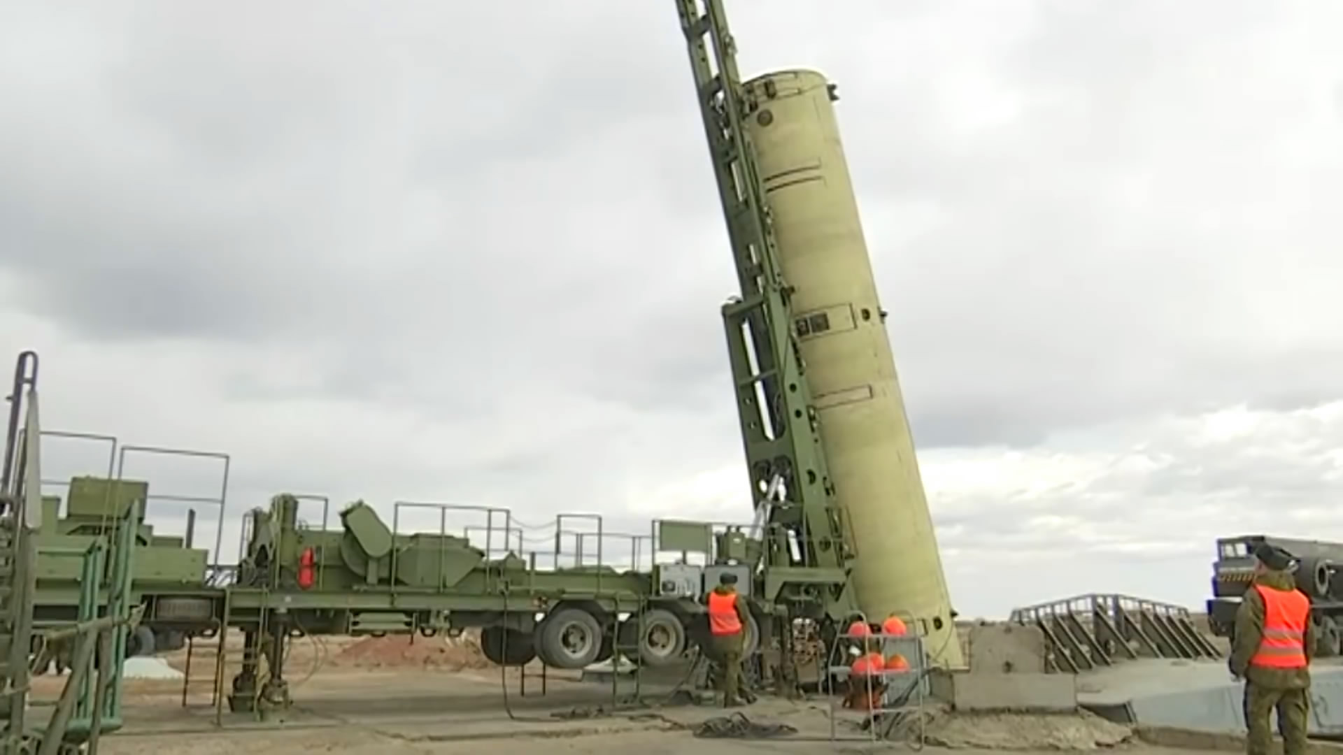 洲际导弹射程上万公里,发射后需经过他国上空,为何不会被击落?