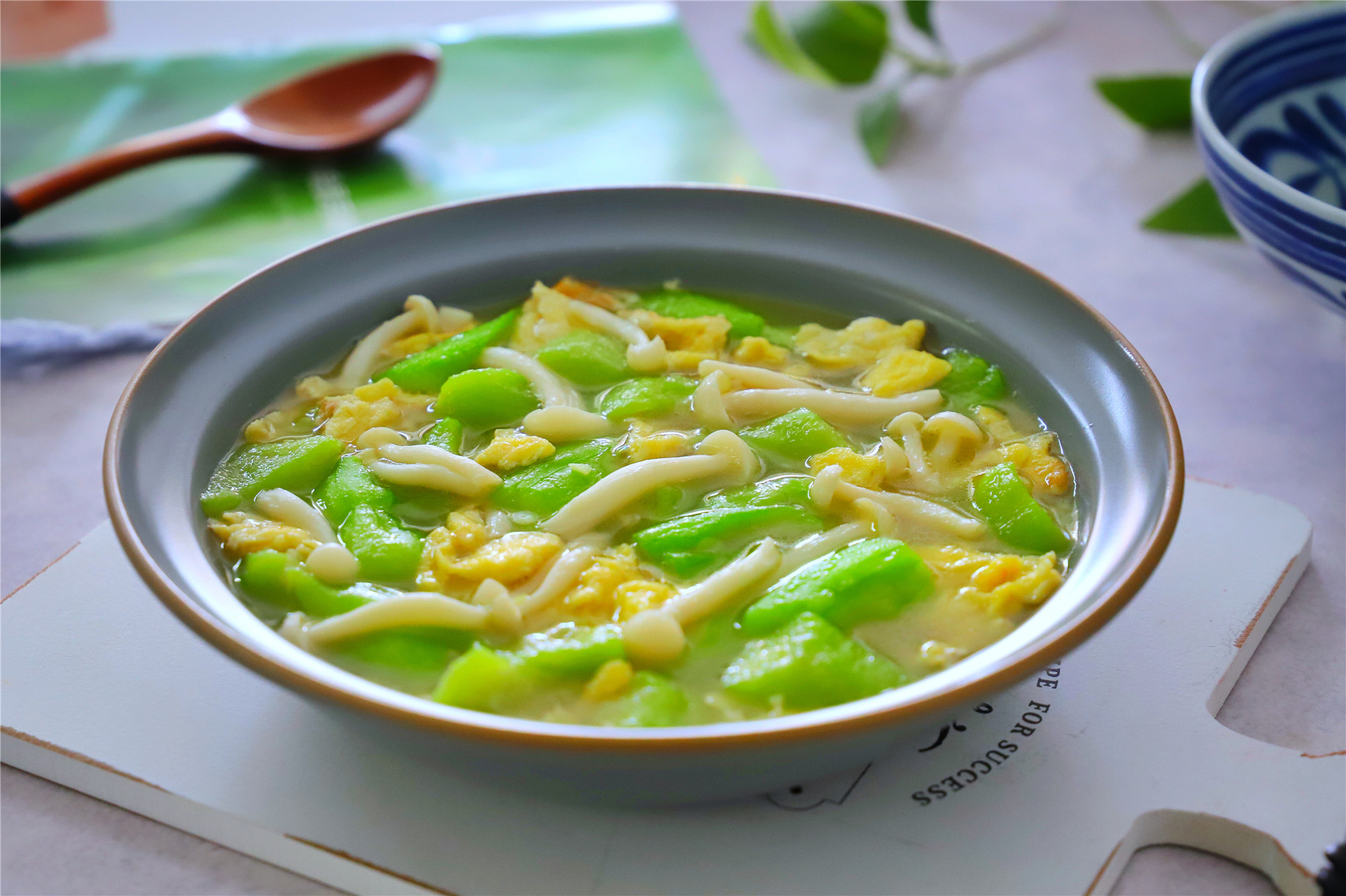 丝瓜鲜嫩美味,炎炎夏日做一道丝瓜汤,清爽解暑,还能补充营养