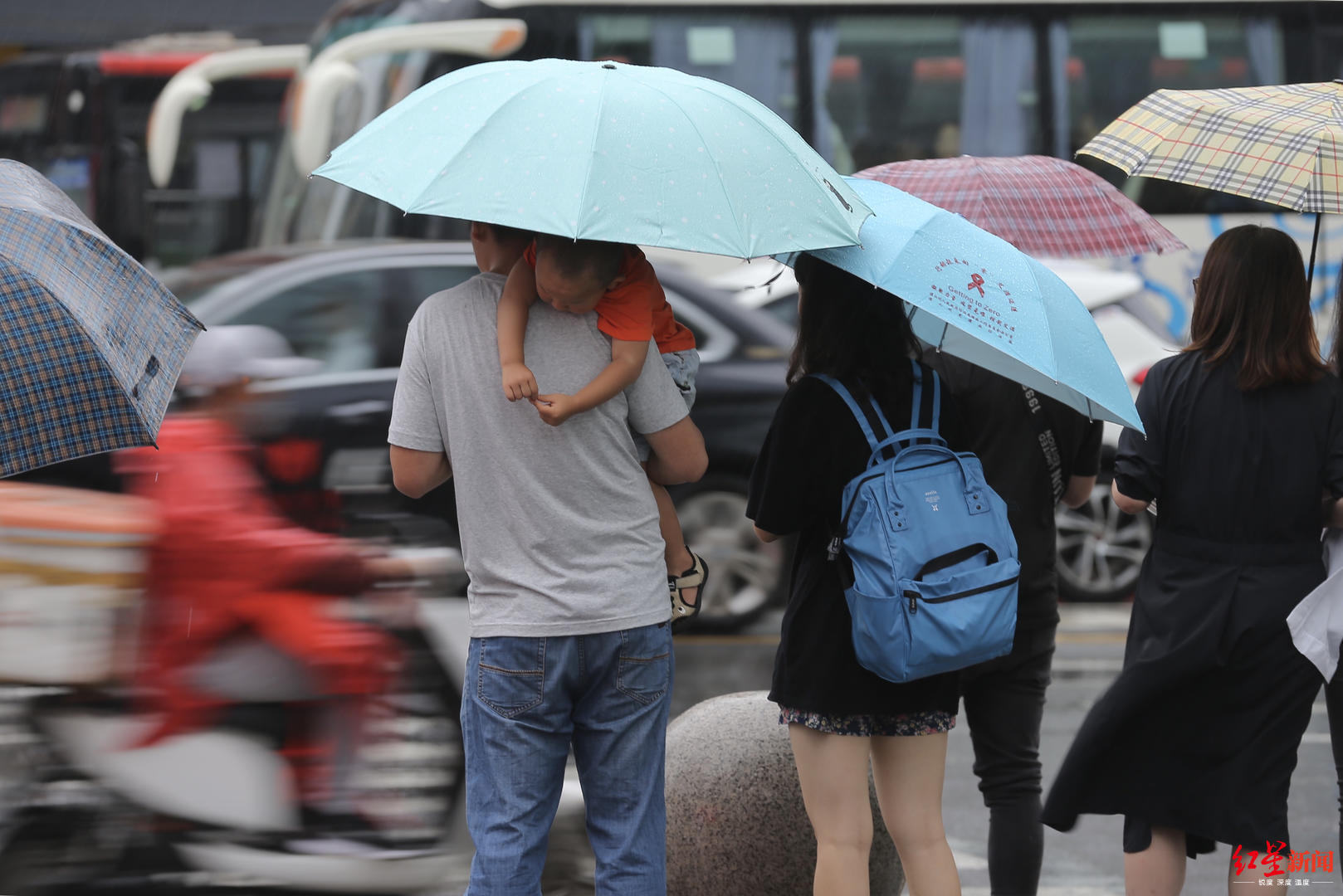 姐姐为你撑伞红星新闻记者行走在大街小巷,记录着雨中的一幕幕,也被