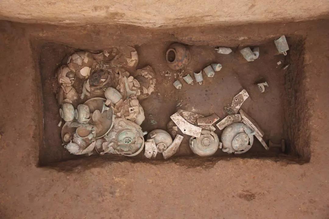 村民一脚踩出无底洞内藏消失的古国考古家看紧这只神兽