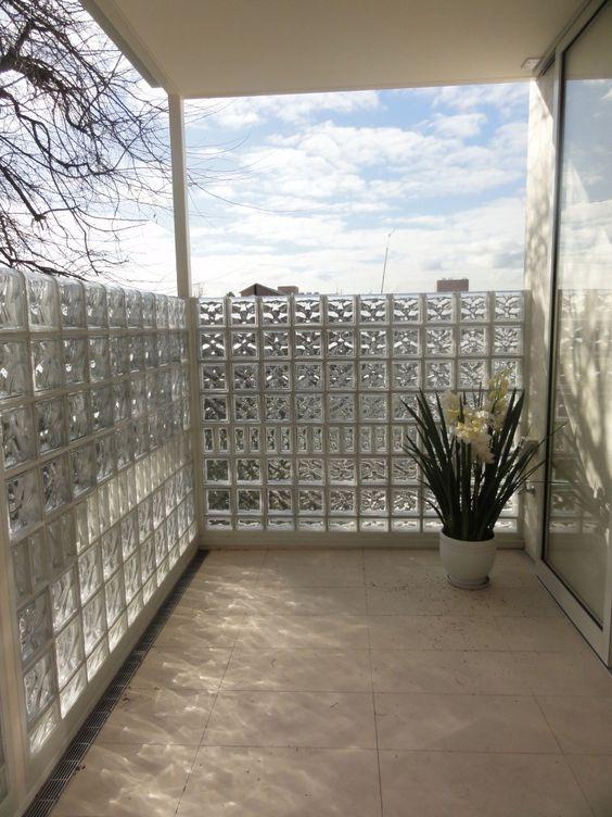 玻璃砖强度高耐久性好,更重要的是还防锈防腐,哪怕是做阳台护栏也不用