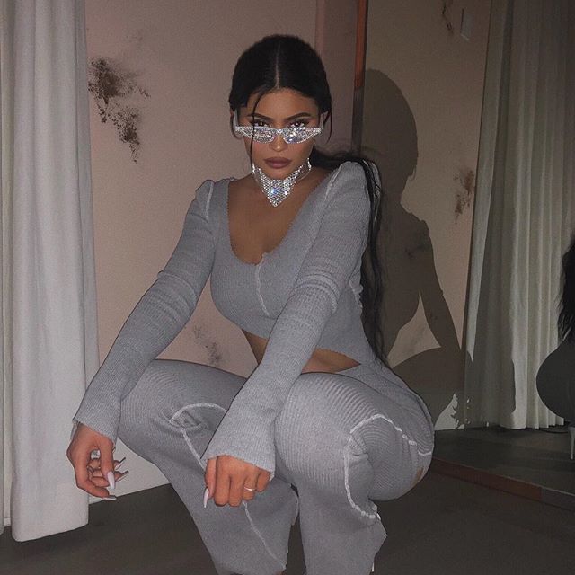 扎起长发,换上修身v领搭配的kylie jenner,又变成了一位性感女郎,灰色