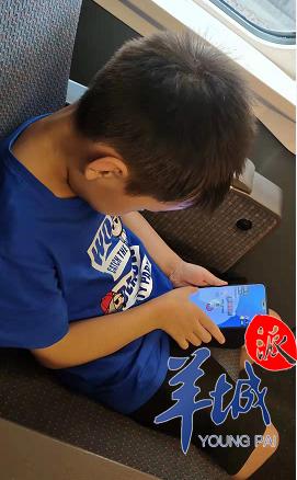 低头看手机玩游戏,这是儿童近视的诱因