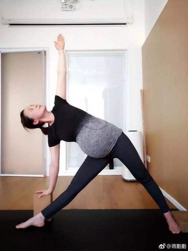 蒋勤勤的保养之道,孕期瑜伽照样没停着,赶紧练习瑜伽吧,好处多