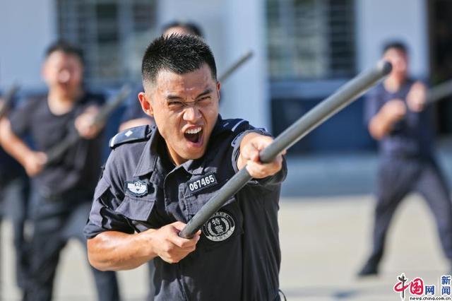 省舟山市公安局定海区公安分局巡特警大队的队员们正在练习应急棍术