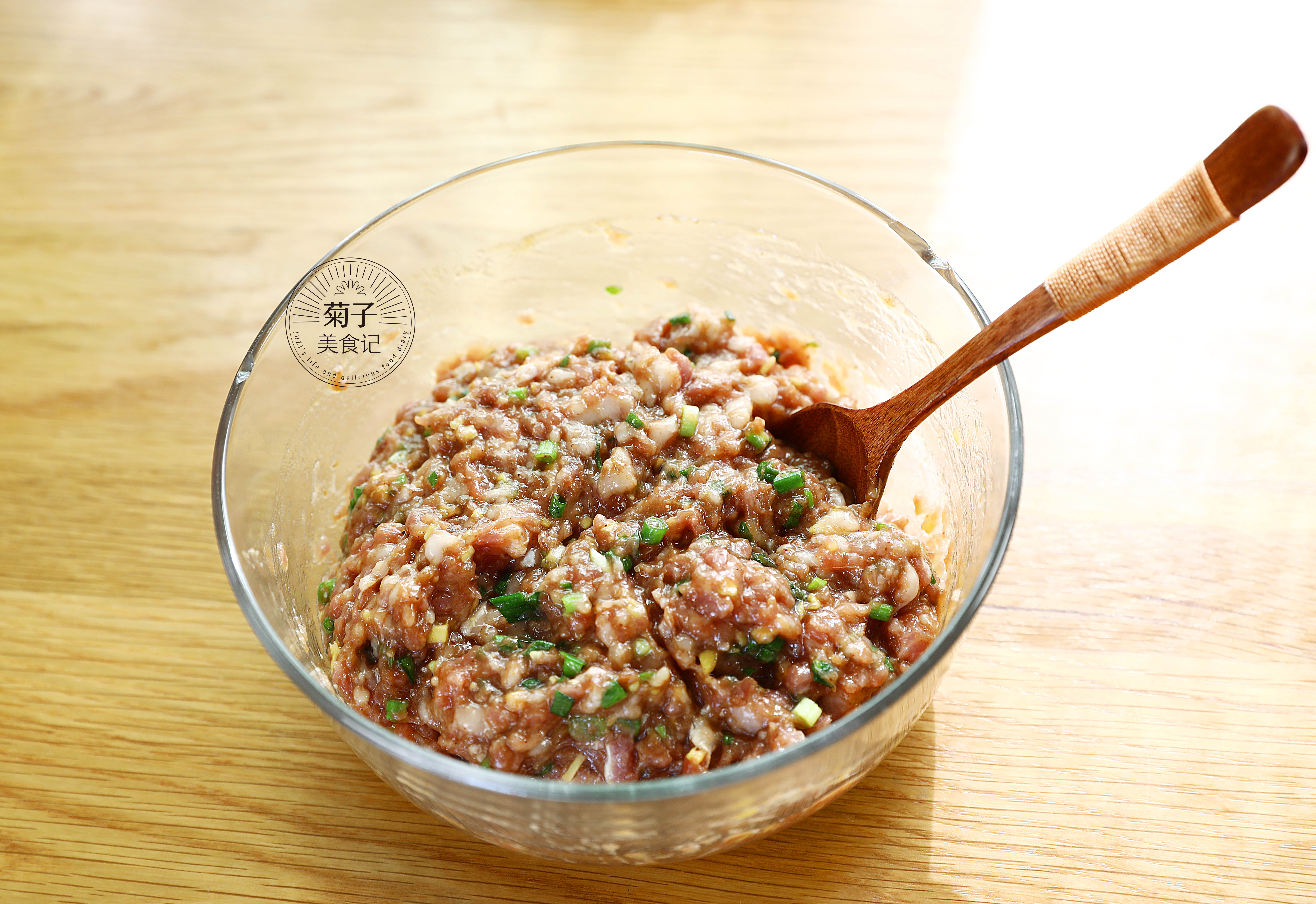 step4 -15分钟后准备小半碗清水开始包抄手- step5 -包好的抄手姻个