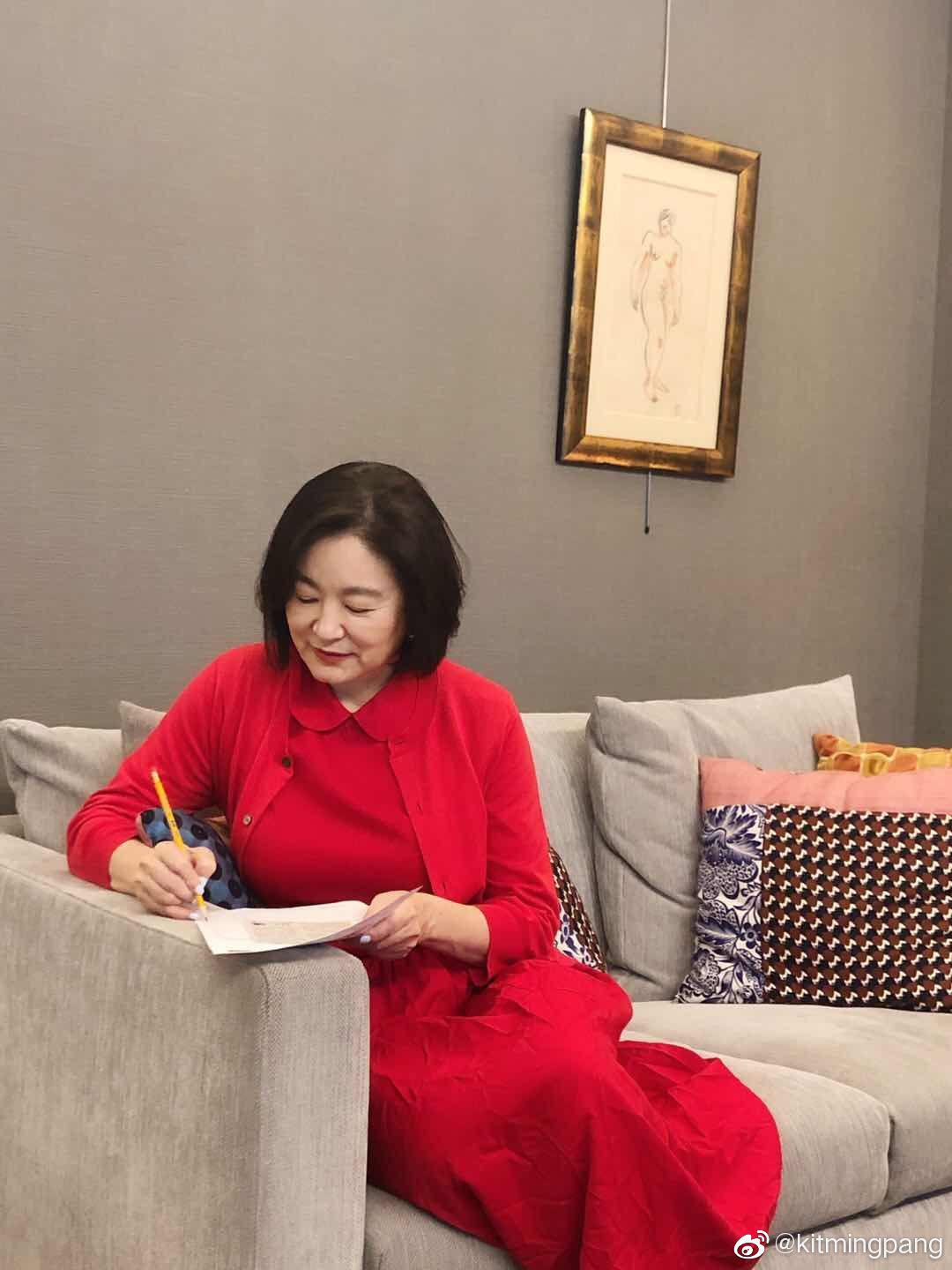 65岁林青霞被偶遇印花t牛仔裤简单随性素颜不化妆状态好极了