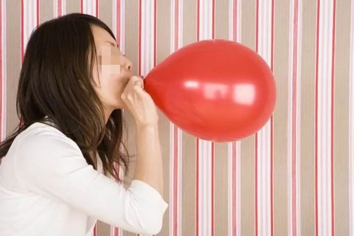 「小心」哈尔滨一女子躲在宾馆吹气球,从开心到呕吐,最后被送医抢救