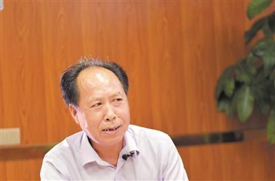 番禺区东环街龙美村村民张锦铭 扫二维码,看"小网格"里发挥"大能量"