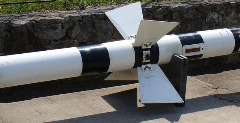 4片标志性的倒梯形弹翼