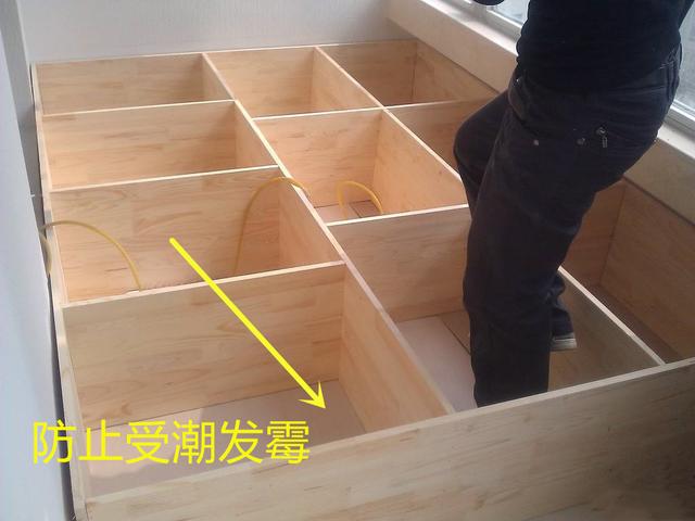 打张榻榻米床,木工多加一块底板,凭什么还要多收500块安装费?