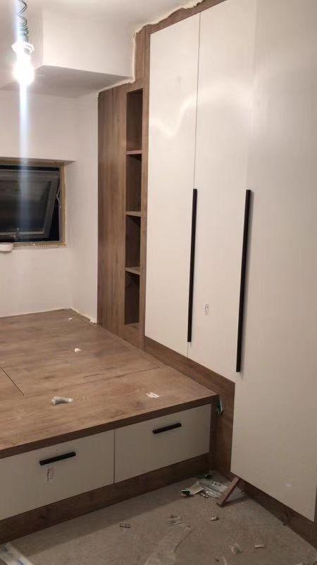 打张榻榻米床,木工多加一块底板,凭什么还要多收500块安装费?