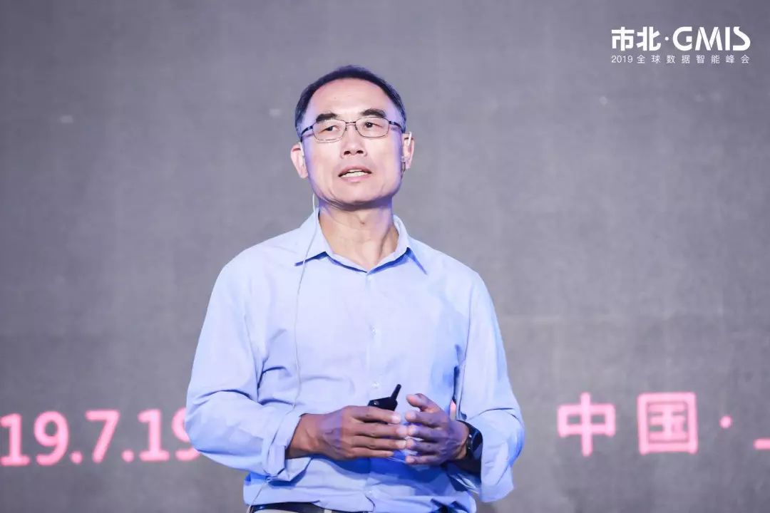 对话杨强联邦学习的落地沟通协调和模型训练一样重要