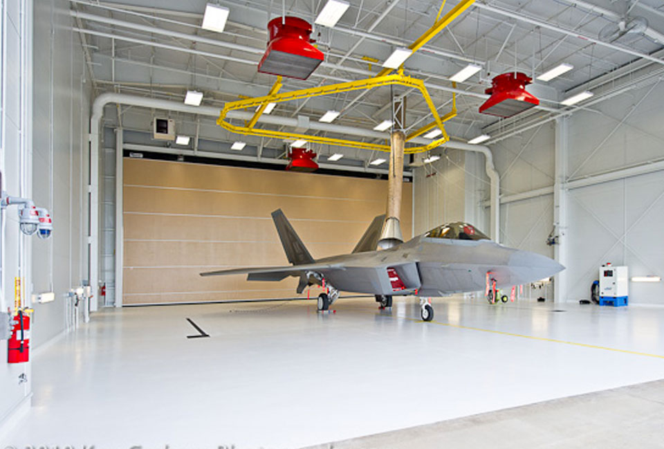 美军f22惨不忍睹,近半战机趴窝当宅男,歼20完美规避这一缺陷