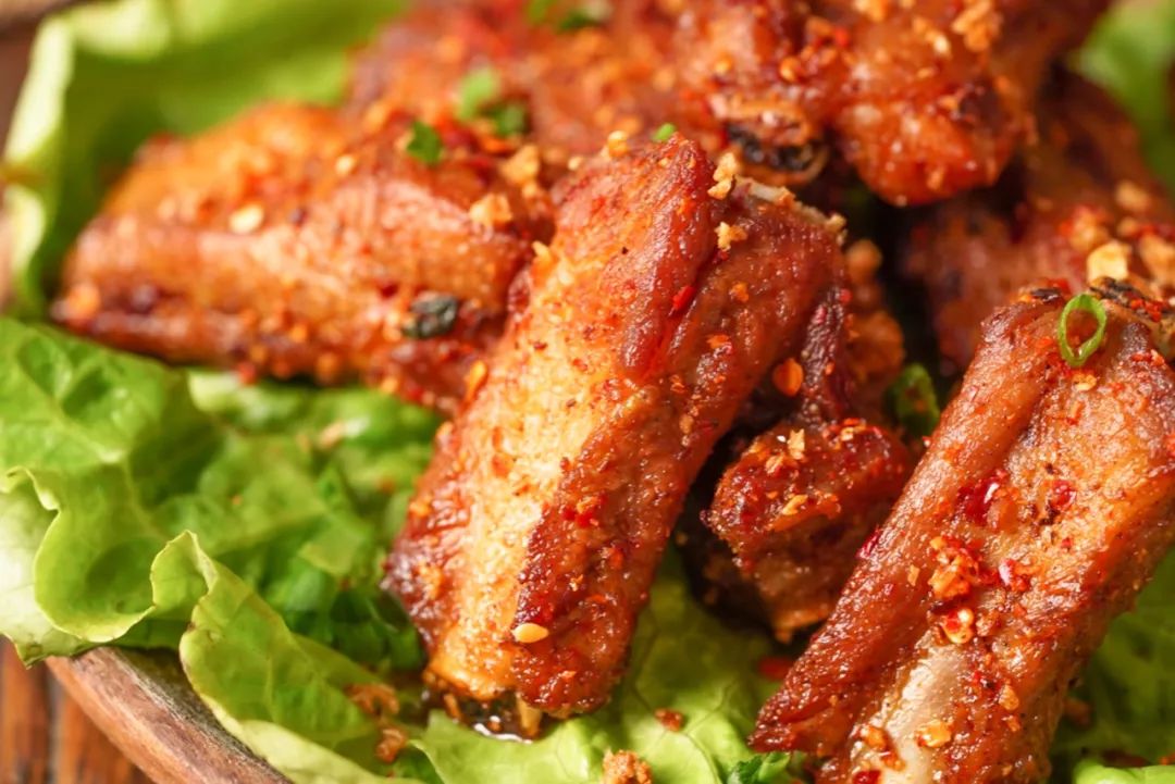 做一道椒盐蒜香排骨,让身边人感受一下香到饿昏的感觉!