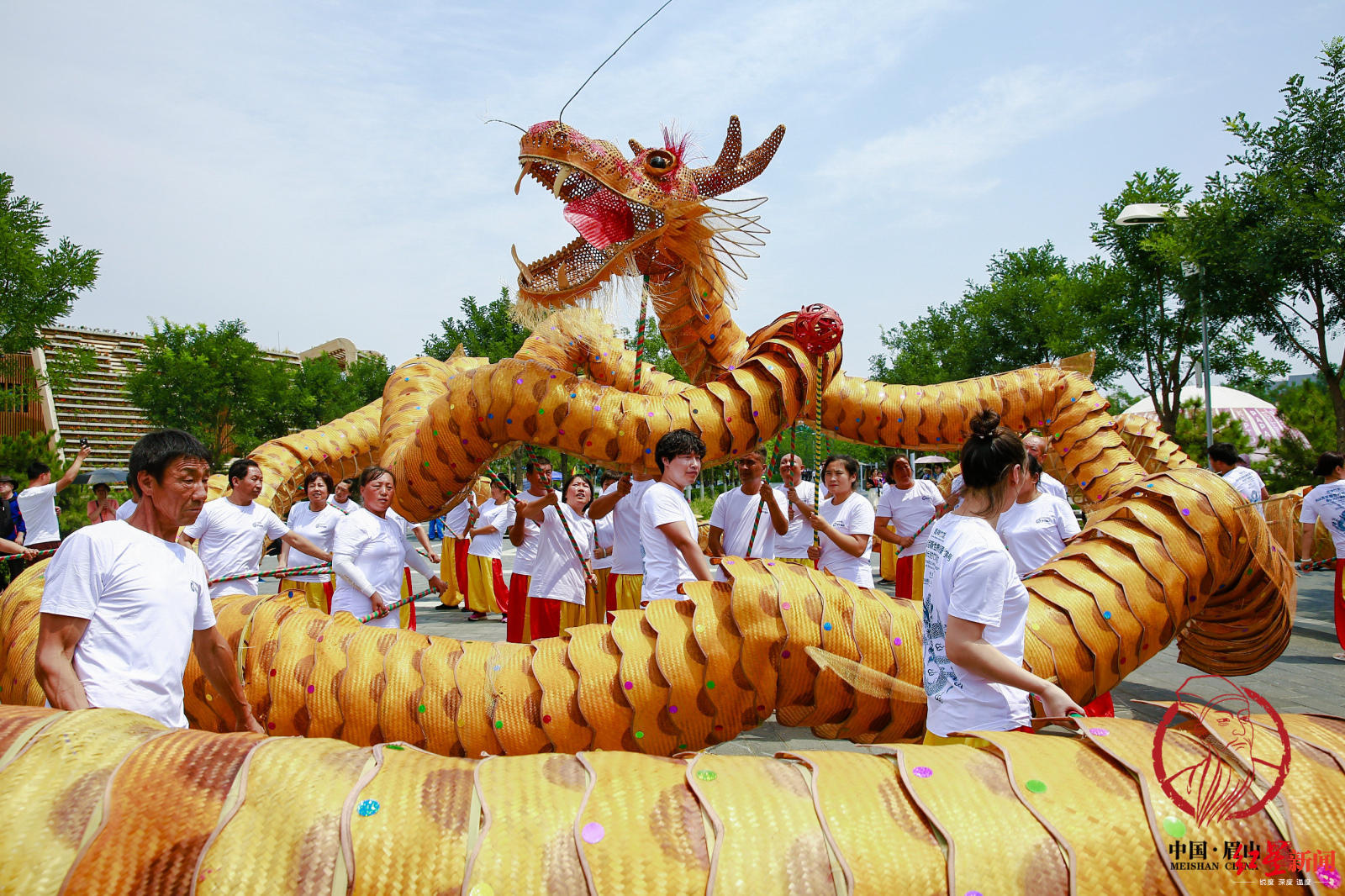 83米!四川"敖丙"飞进世园会 成世界最长竹编龙