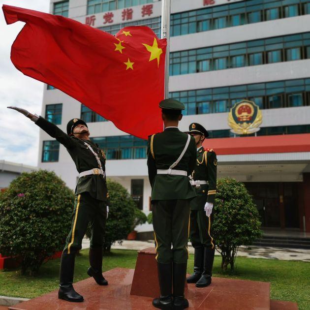 武警保山支队隆重举行八一升国旗仪式