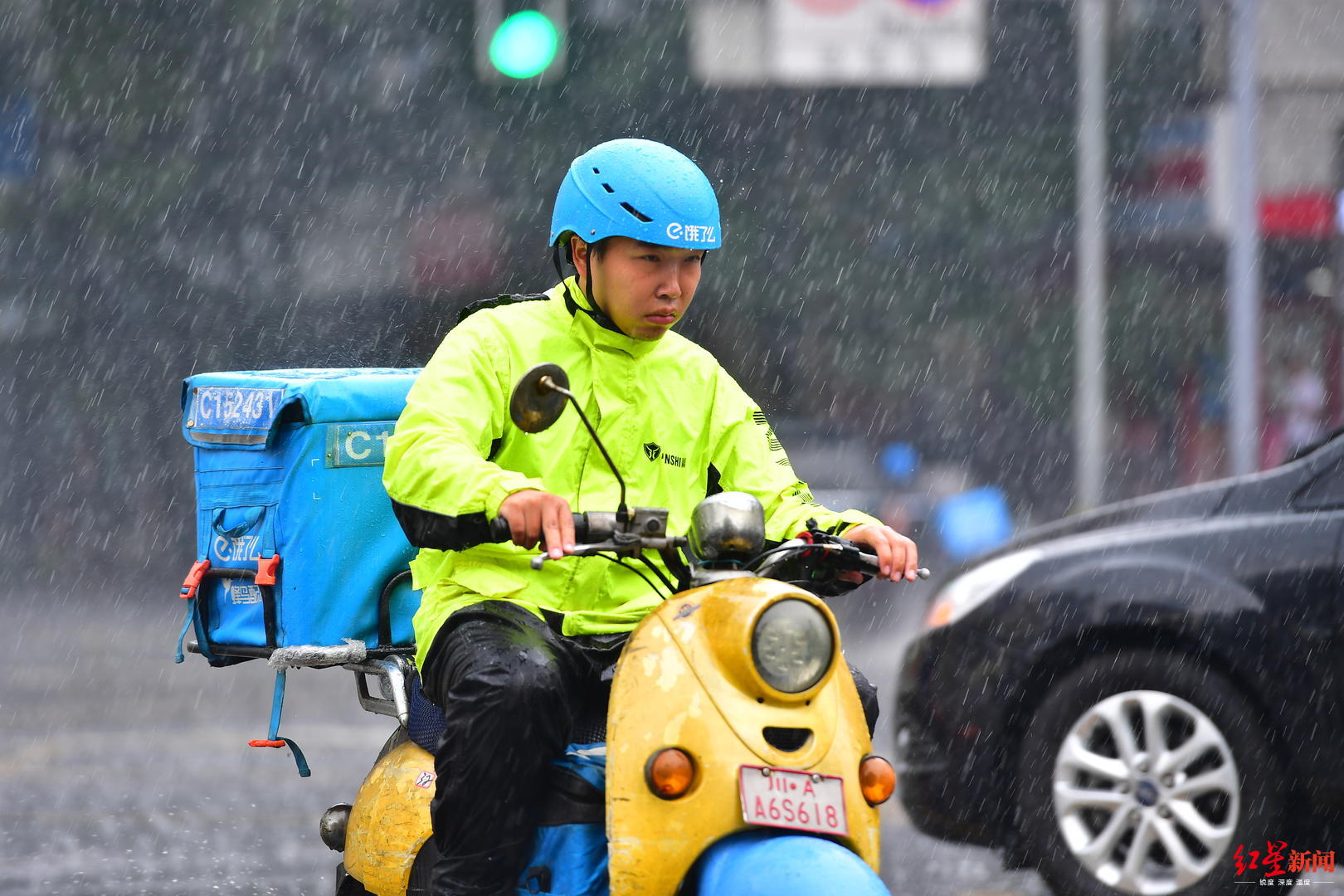 图集|成都中午突降大雨 风里雨里外卖小哥忙忙忙!