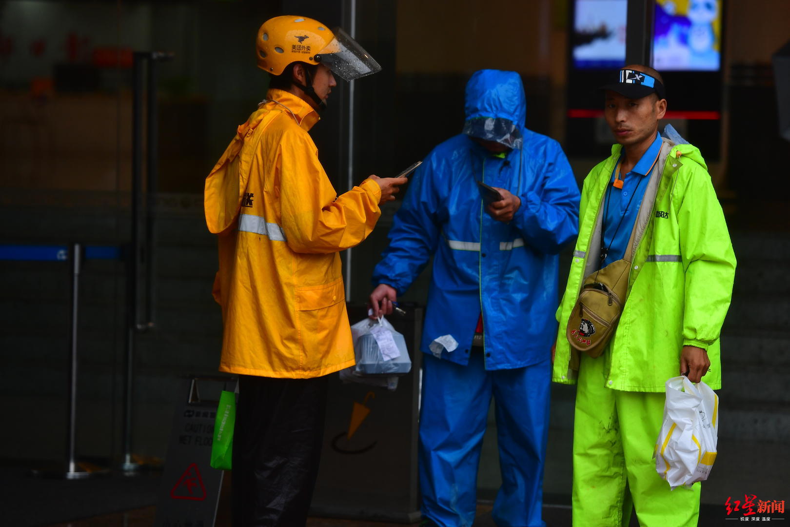 图集|成都中午突降大雨 风里雨里外卖小哥忙忙忙!