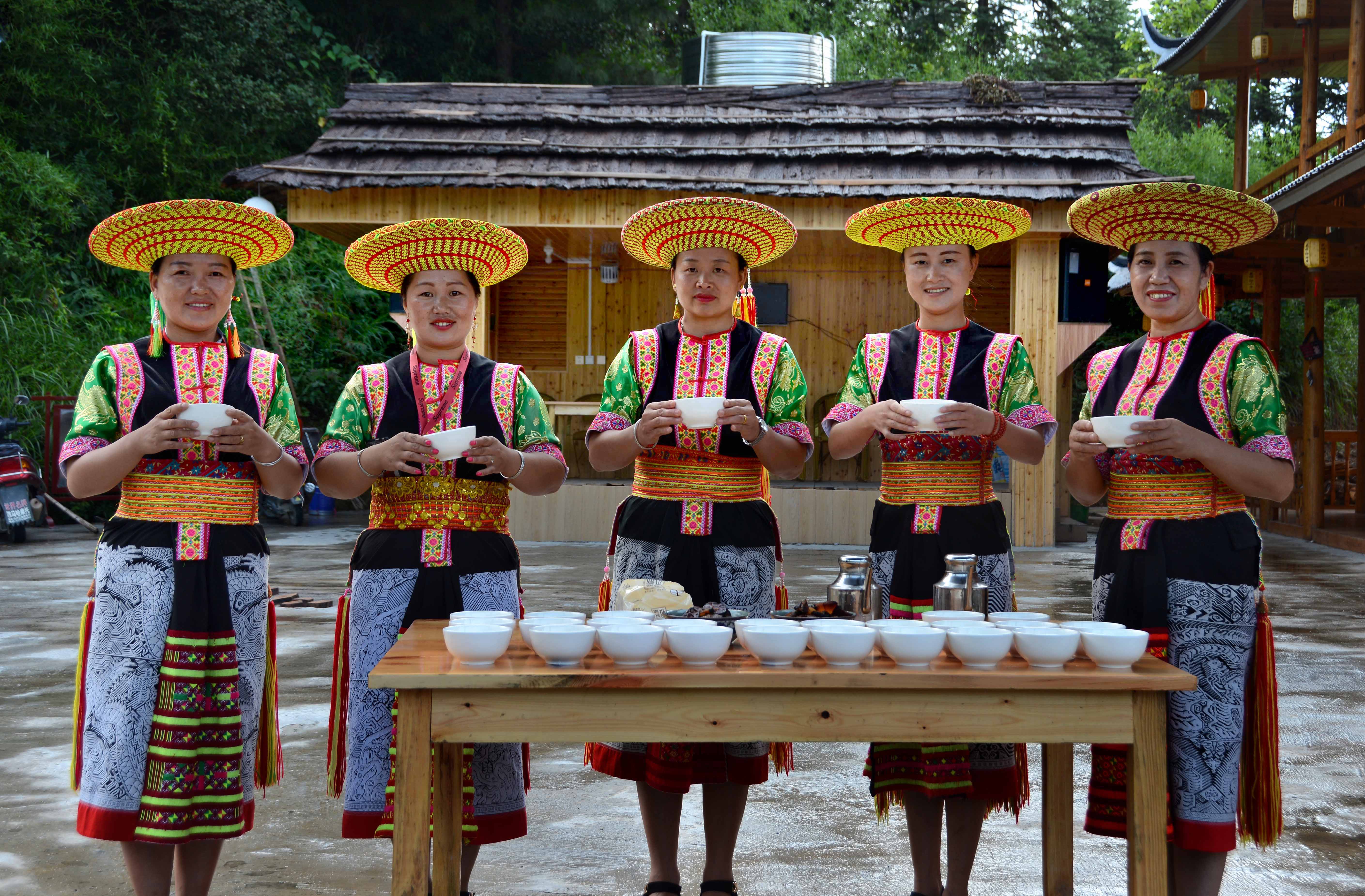 中国花瑶姑娘拦门酒迎嘉宾酒不醉人人自醉醉在花瑶不思归