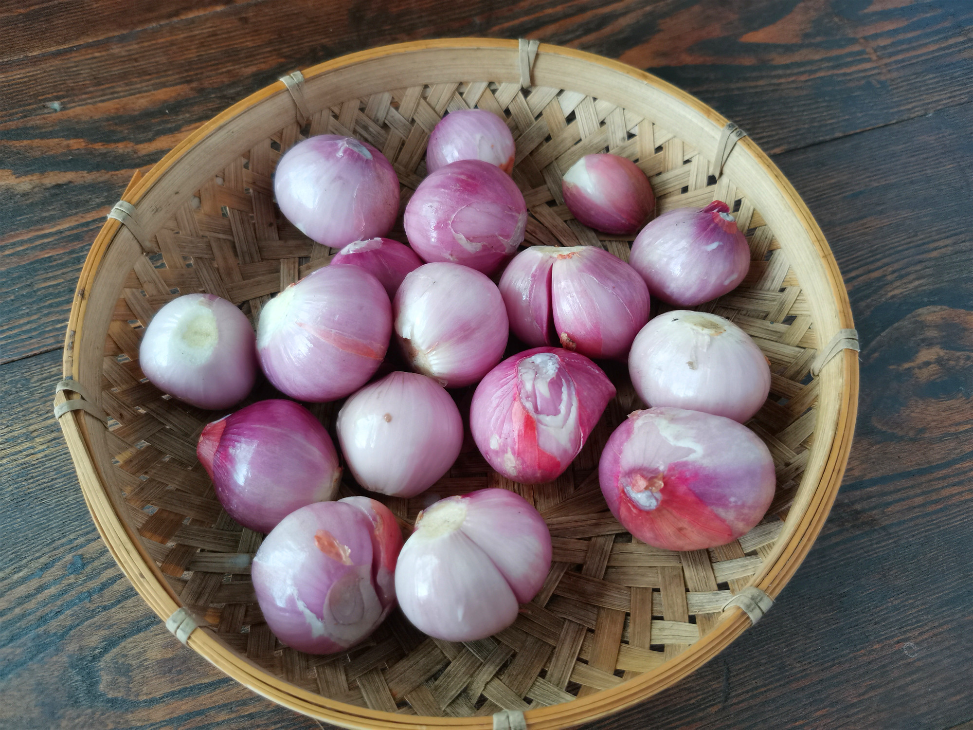 1.把毛葱剥去外皮,切去根部,洗净