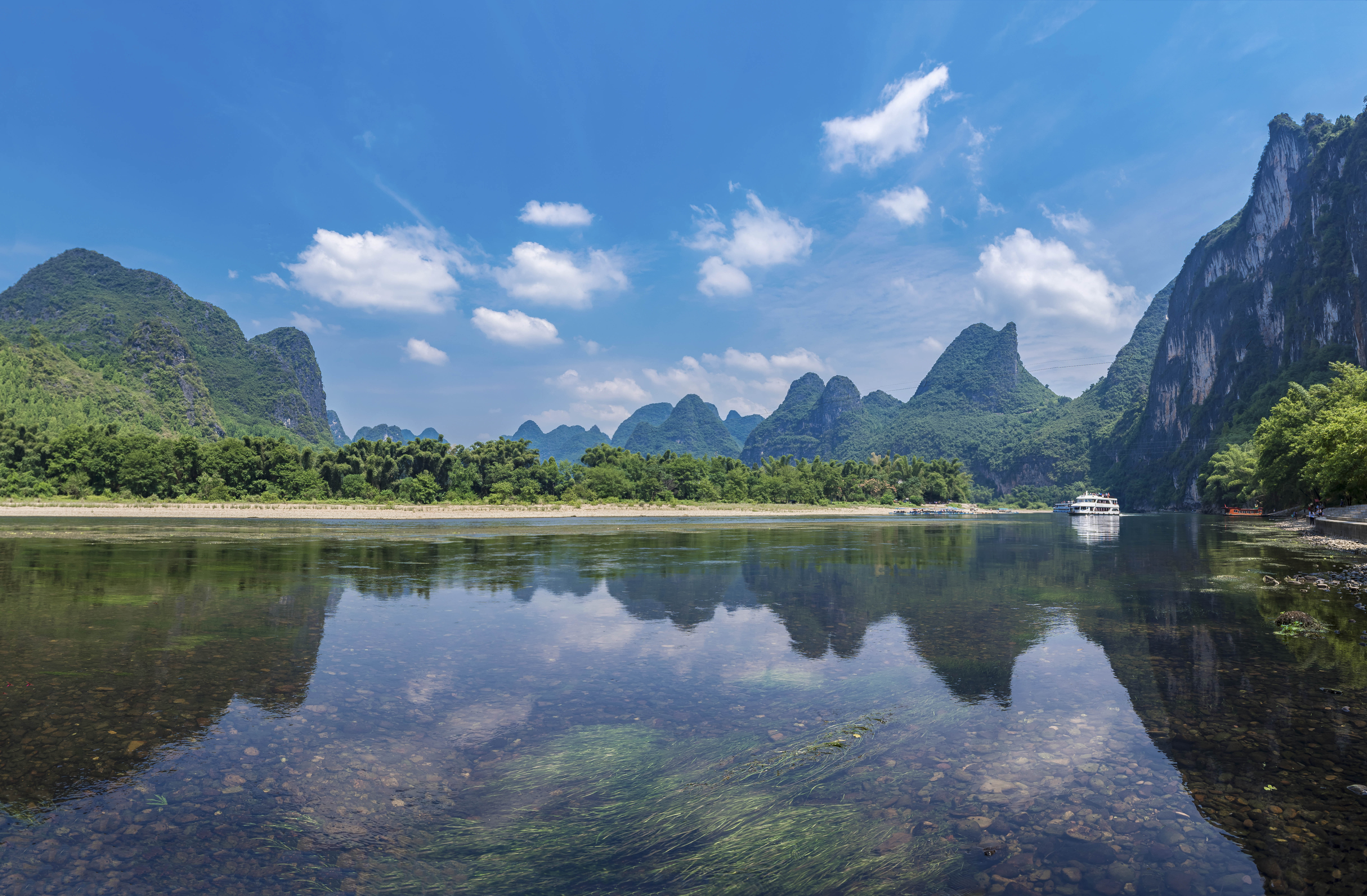 早在小学时期,我们在语文课本当中就学到了关于桂林山水的课文,一句"