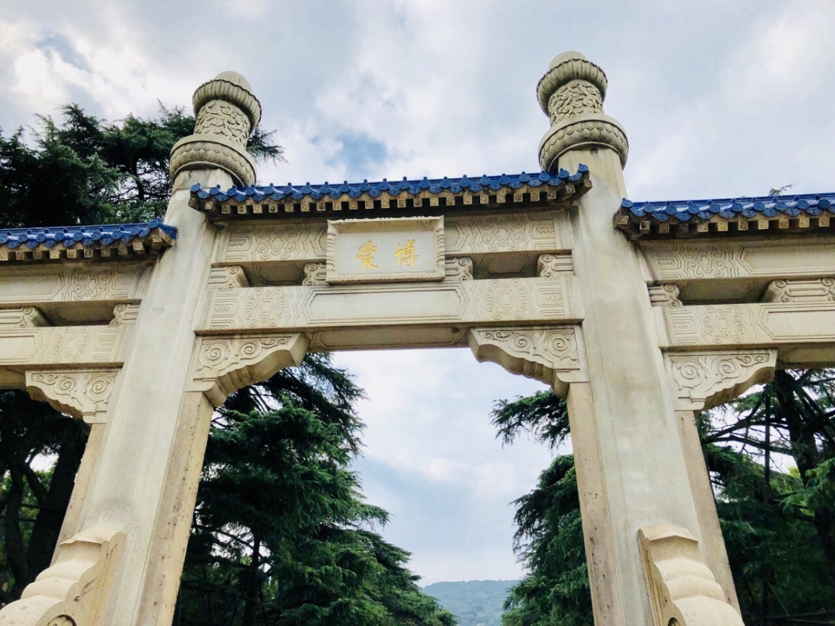 中山陵景区以其特有的历史意义与建筑结构而吸引了全国各地友人