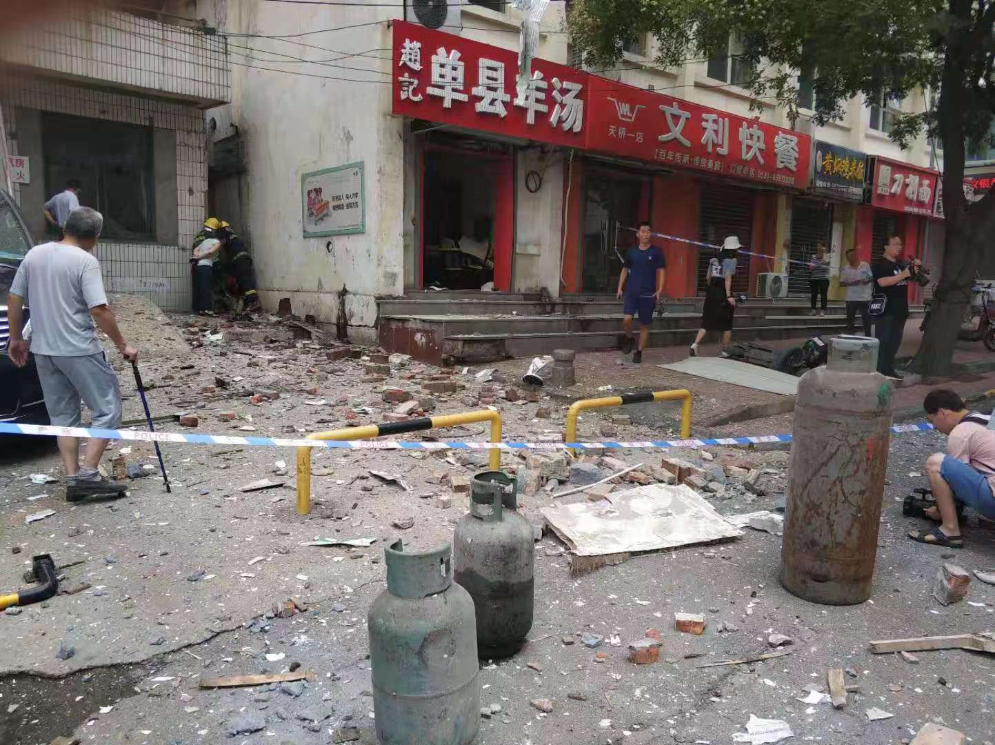济南一饭馆爆炸!旁边就是医院氧气房!一名骑车路人被炸伤