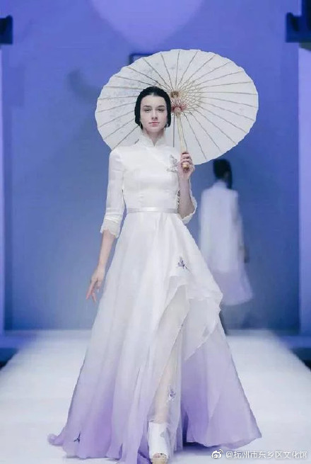 她将汉元素融入了时装设计实现了真正的汉服现代化复兴