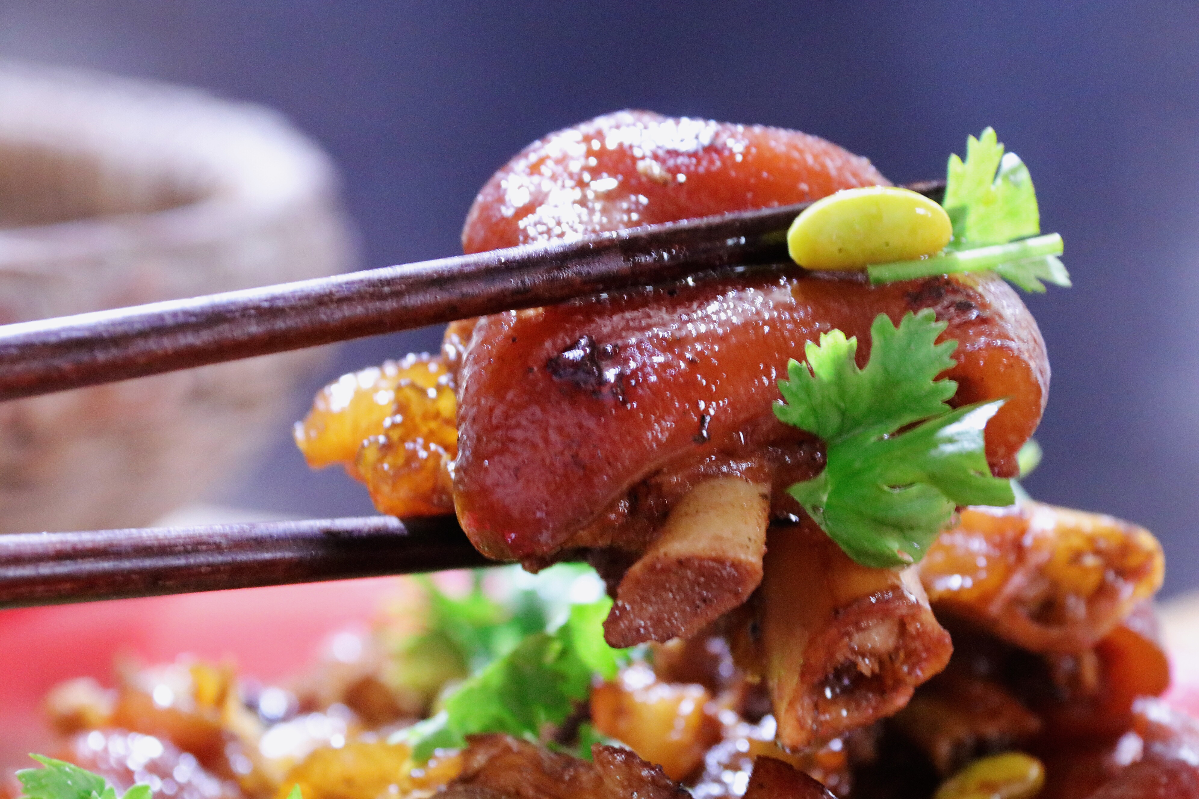 说的正是红烧猪蹄这道名菜了,也是红烧菜系里最不挑口儿的了,色泽红亮