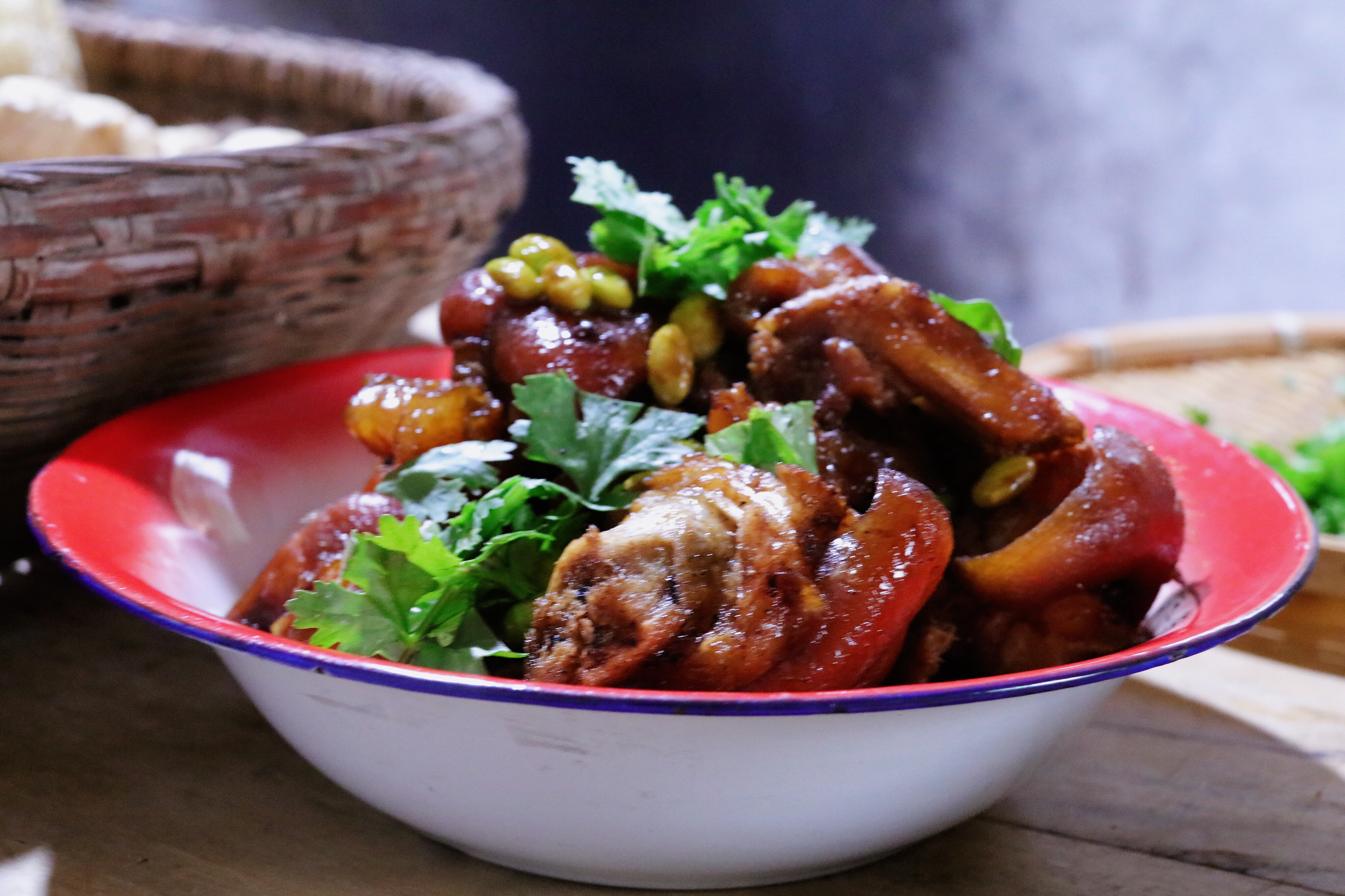 说的正是红烧猪蹄这道名菜了,也是红烧菜系里最不挑口儿的了,色泽红亮