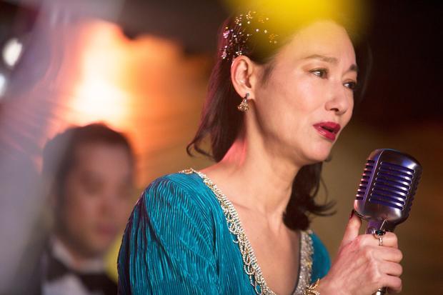 当咏梅在49岁捧起柏林电影节最佳女演员银熊奖杯,当香港女演员惠英红