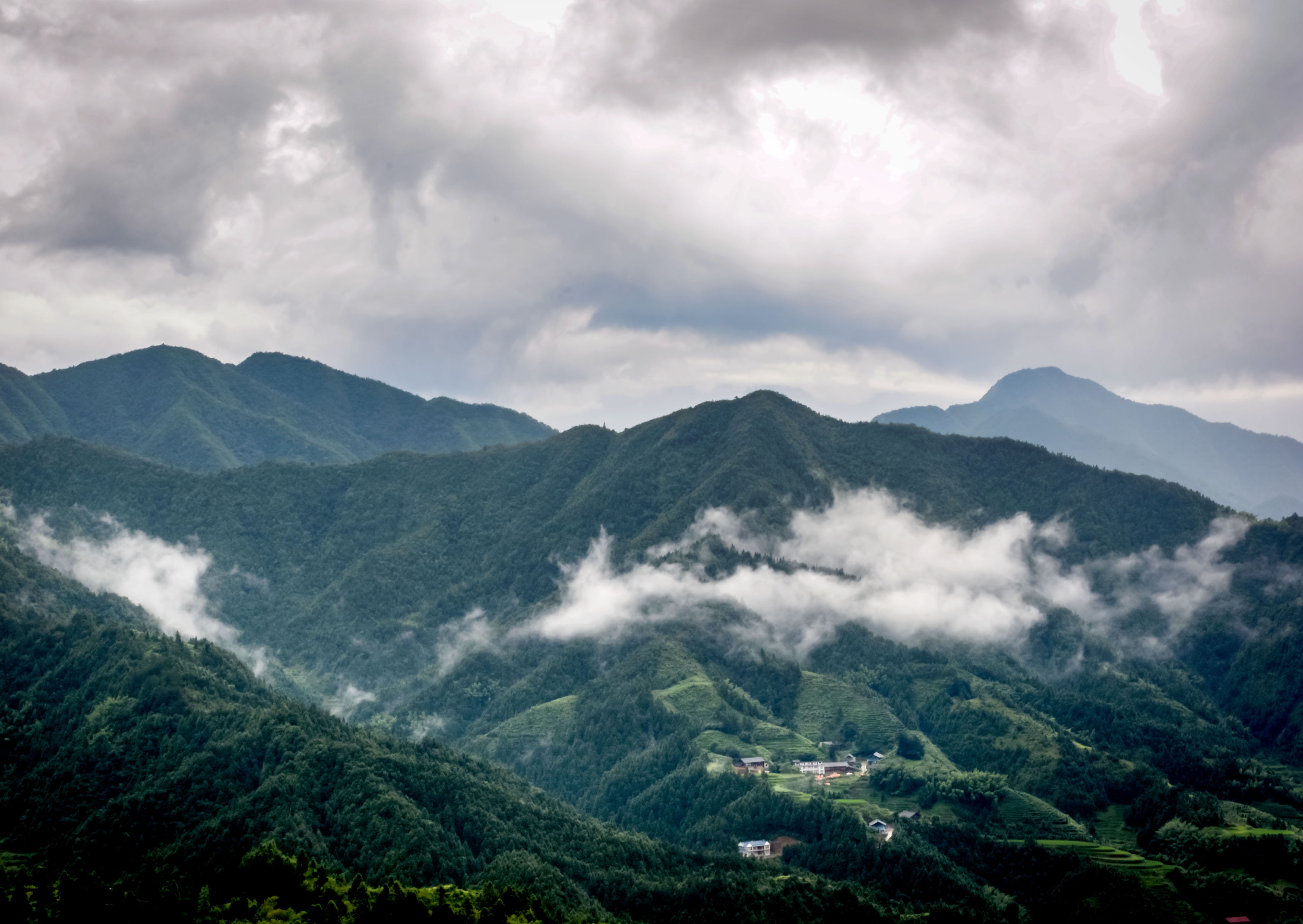 盛夏酷暑觀景納涼何處去中國花瑤虎形山雲霧繚繞天高氣爽最相宜