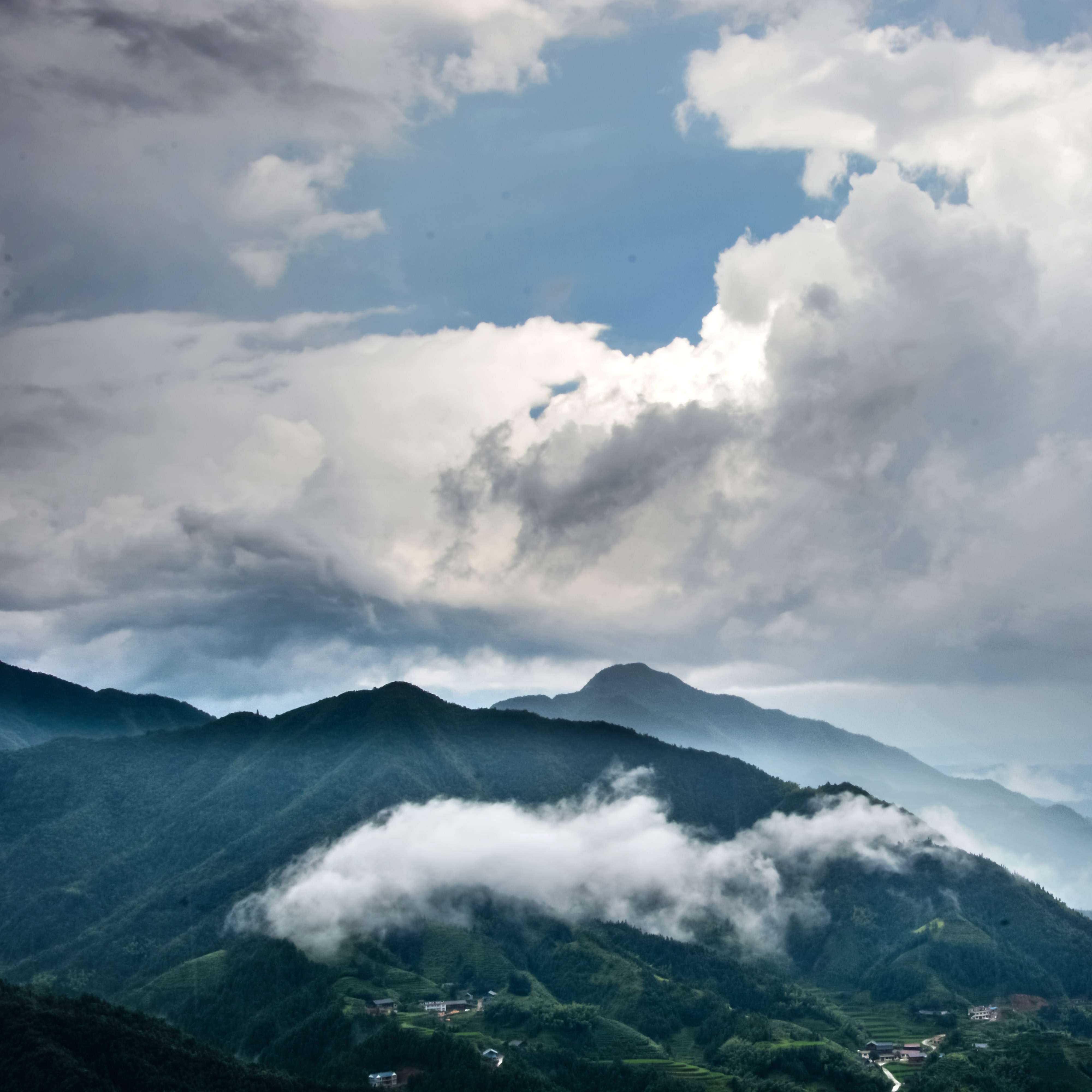 盛夏酷暑观景纳凉何处去中国花瑶虎形山云雾缭绕天高气爽最相宜