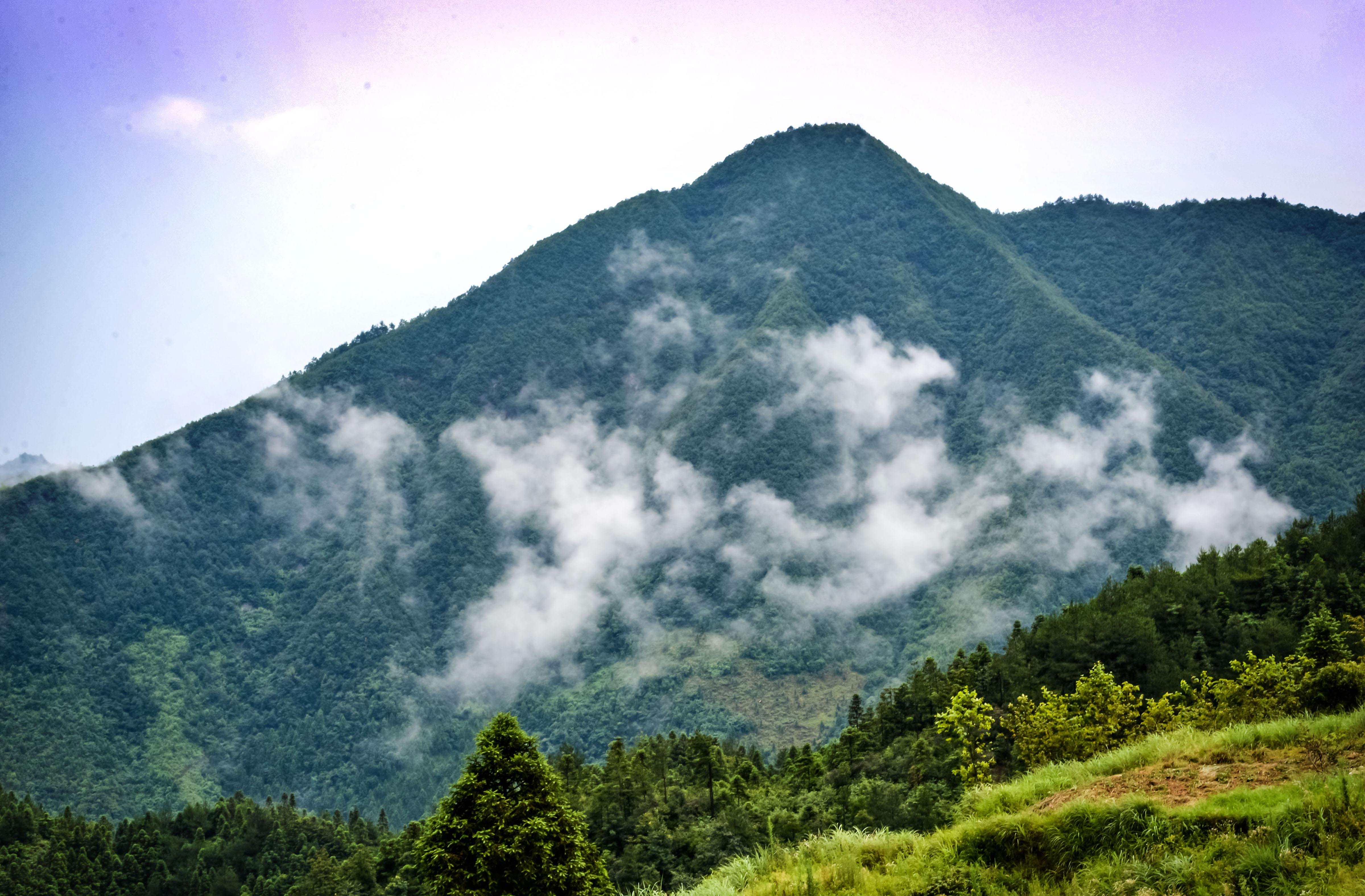 盛夏酷暑观景纳凉何处去中国花瑶虎形山云雾缭绕天高气爽最相宜