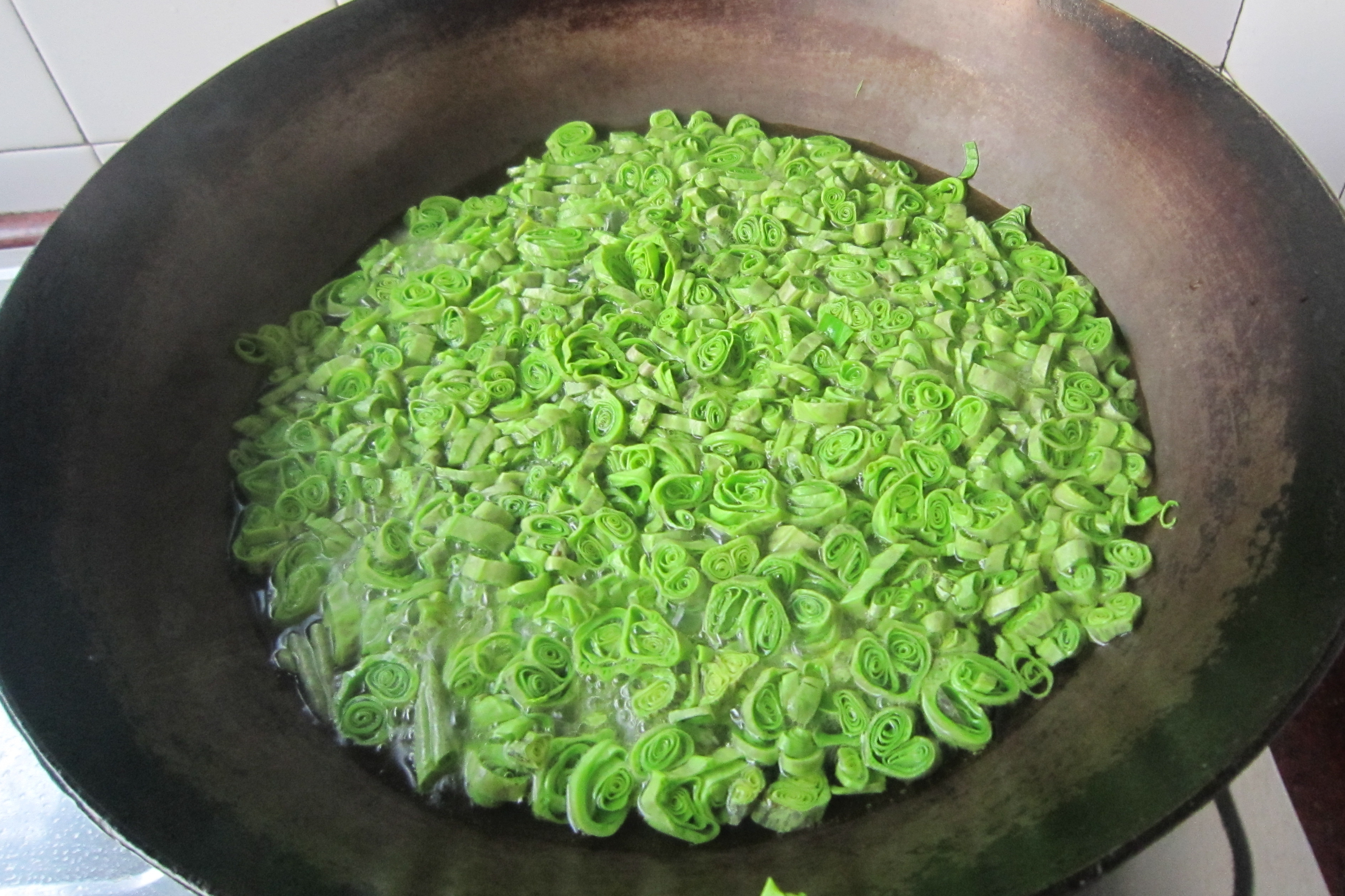 凉拌荷叶尖这样做没有苦涩的味道