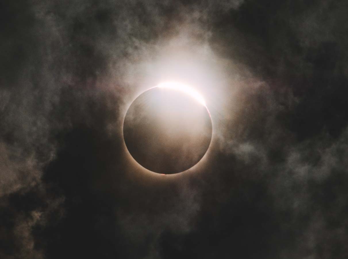 黑洞再小也是漆黑一片,恒星再大也是光芒四射,恒星为何吸不住光