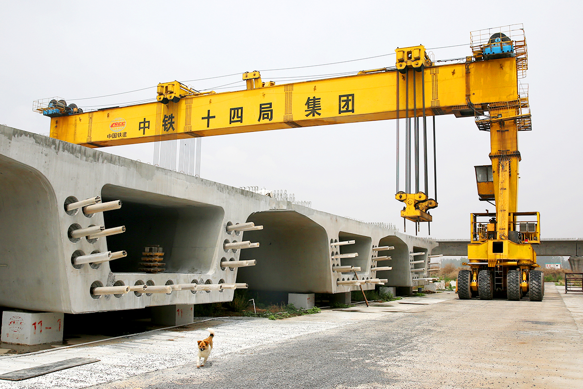 走进郑济高铁滑浚段箱梁安装施工现场,箱梁安装有了它并不难