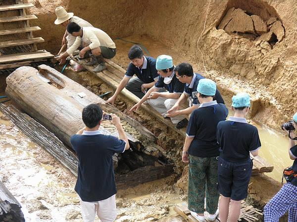 湖北发现狗男女合葬墓,其中有21名少女,出土稀世文物